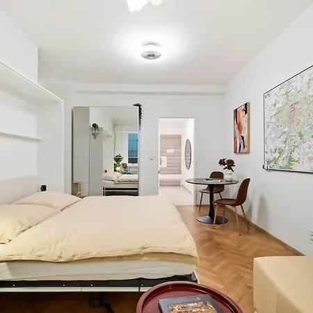 Stylish & Quiet In Vibrant Letna